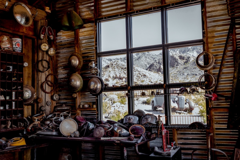 vente-LA BOLLENE VESUBIE-min_shop_window_part_junk_abandoned-138873